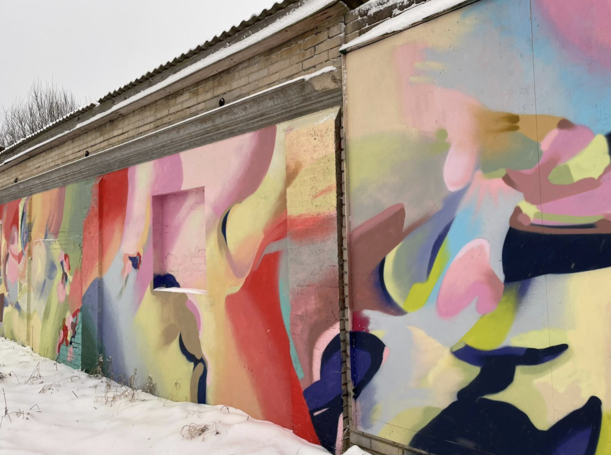 Mural von Pink und Gold an Außenwand