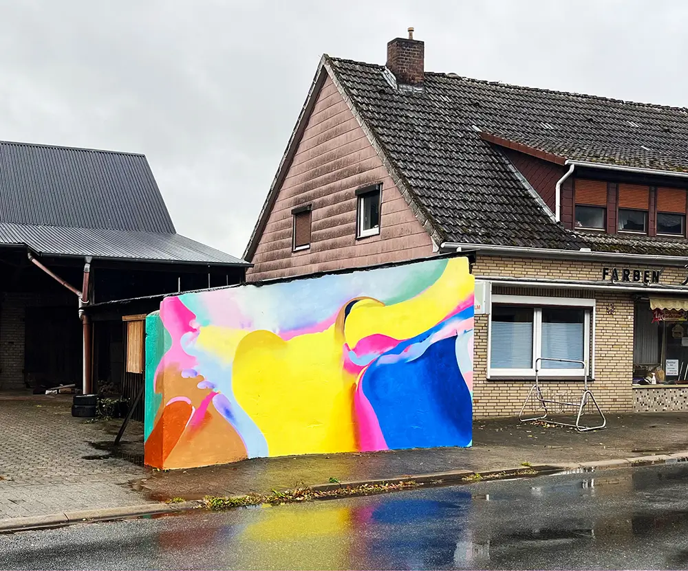 Farbenfrohes Mural in Clenze von Künstlerduo Pink und Gold